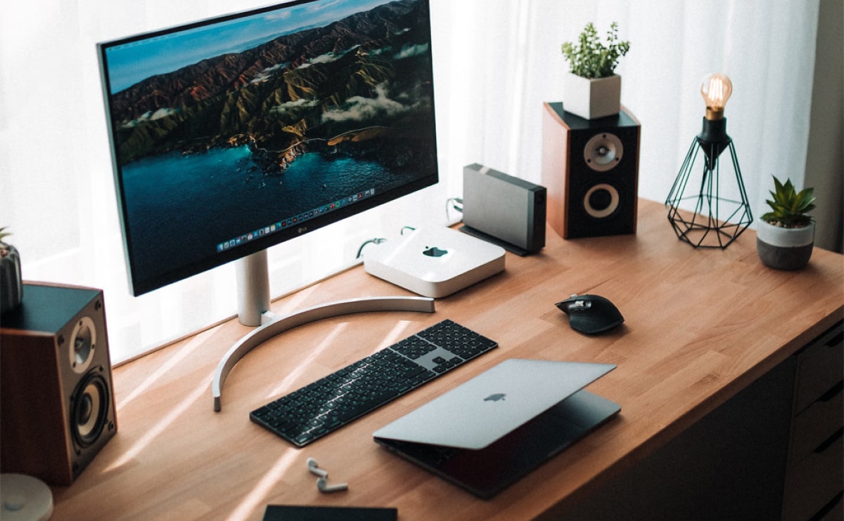 3 Minimalist Desk Setups 1 3 minimalist desk setups entry header opt 1